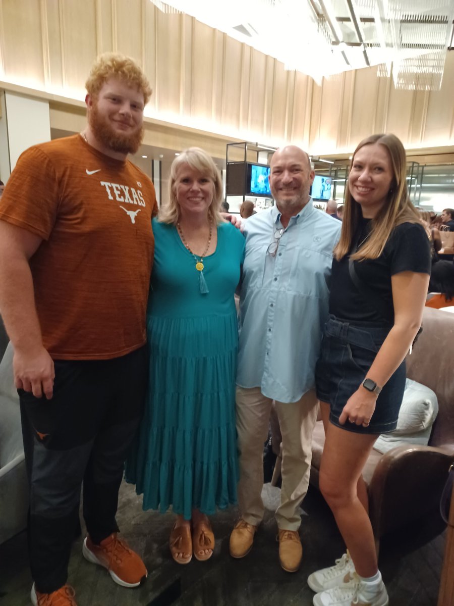 Not dealing with the chaos <a href="/StateFairOfTX/">State Fair of Texas</a> but glad to still get to see <a href="/stroh_connor/">Connor Stroh</a> while he's back in Big D! Proud of <a href="/sydreagann/">Syd Stroh</a> crushing her 1st batch of midterms <a href="/SMUCox/">SMU Cox School of Business</a> this week...she's earned her <a href="/FletchersDogs/">Fletchers Corny Dogs</a> tomorrow!