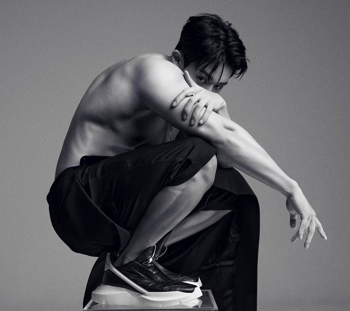 This photo of Wonho will remain forever iconic. It's so artistic, so fluid, so mesmerizing. It's giving The Fallen Angel

#Wonho #원호