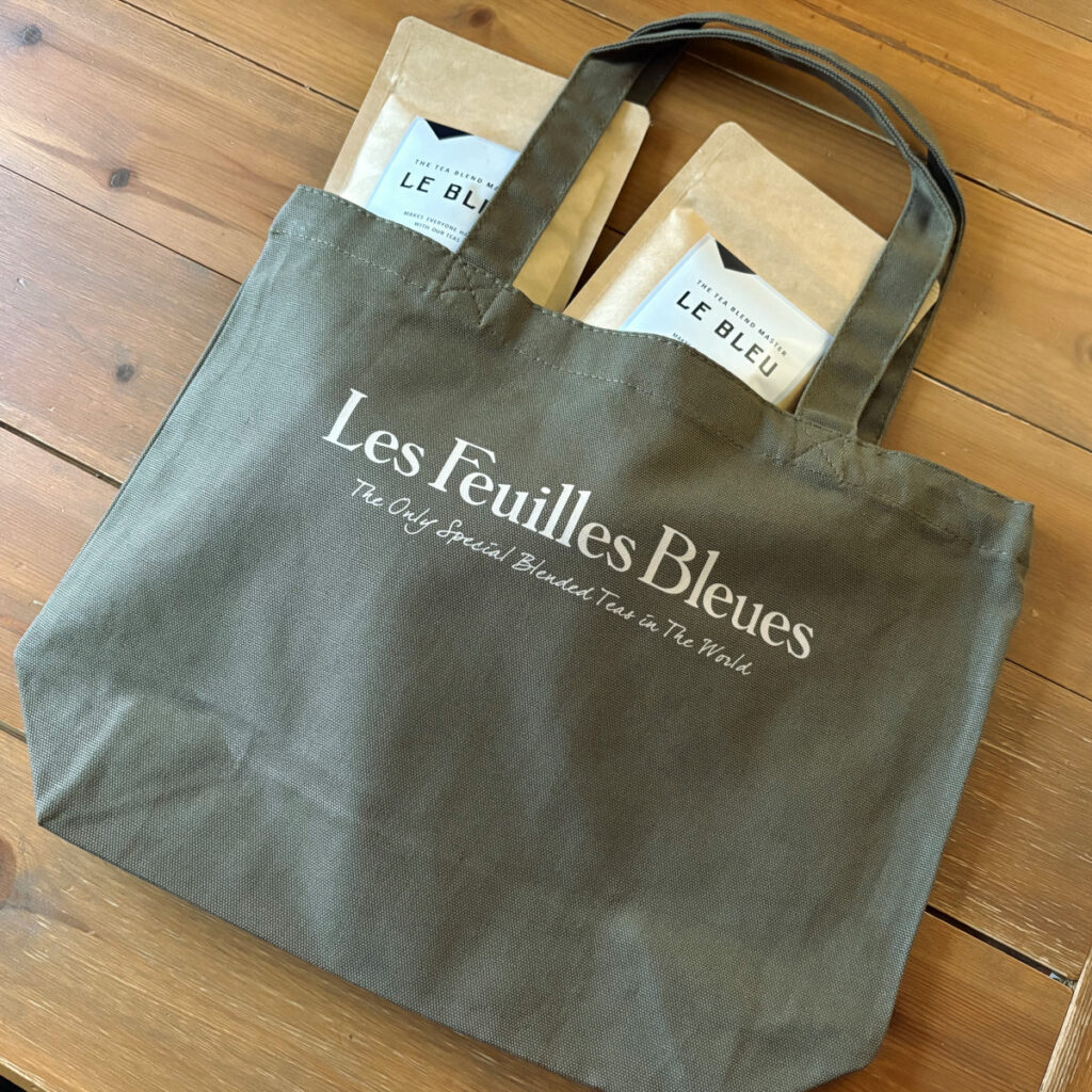 フィーユ・ブルー (@feuillesbleues) on Twitter photo 5週目はアウトドアで紅茶を楽しむご提案。山のショートコラムもあります。商品ページでご覧ください!
セットのオリジナルトートバッグは新カラー、カーキ。
スタッフ一同、「欲しい!」と思った出来栄えです。
ぜひ、秋のお出かけに使っていただきたいです。
#フィーユブルー 5週目はアウトドアで紅茶を楽しむご提案。山のショートコラムもあります。商品ページでご覧ください!
セットのオリジナルトートバッグは新カラー、カーキ。
スタッフ一同、「欲しい!」と思った出来栄えです。
ぜひ、秋のお出かけに使っていただきたいです。
#フィーユブルー