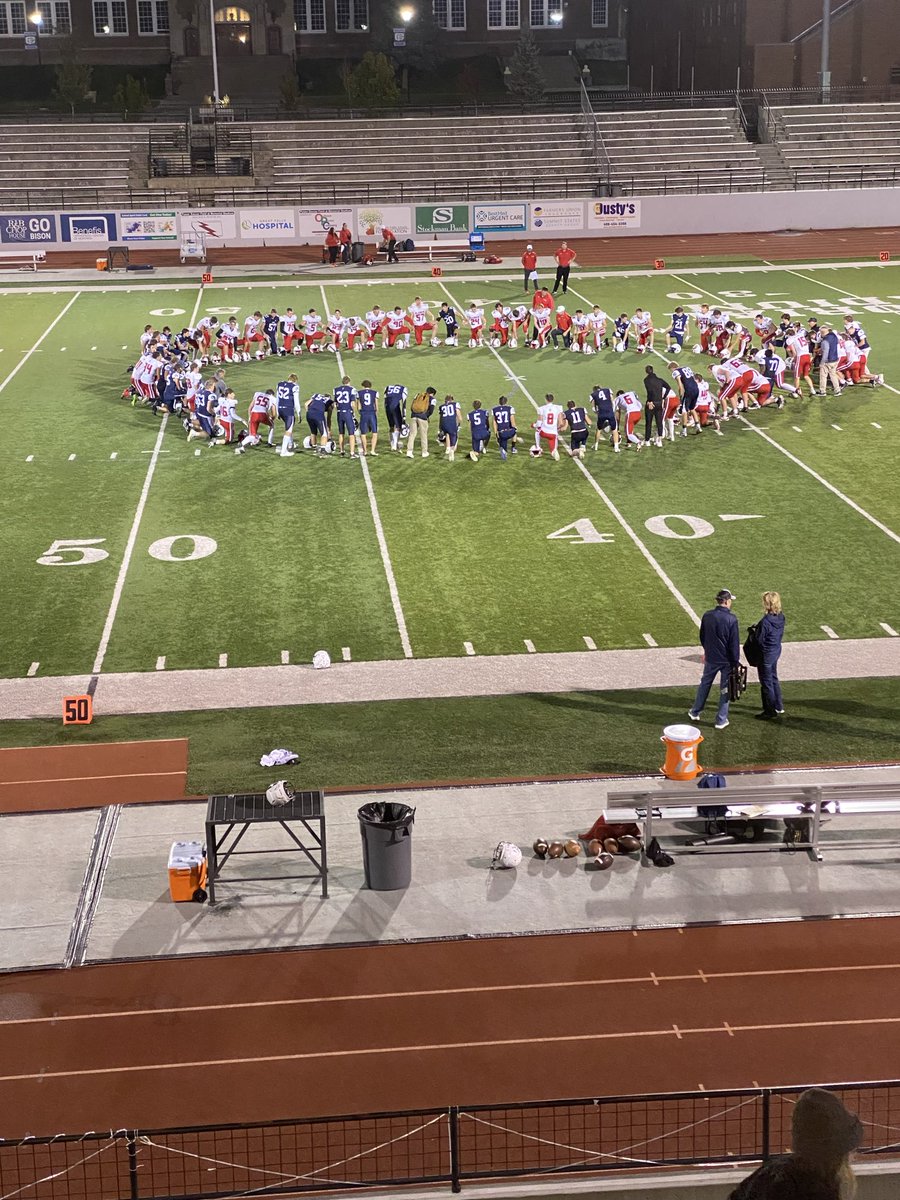 Grizchick9378's tweet photo. Great sportsmanship Glasgow and Missoula Loyola https://t.co/cGUmy1CQlv