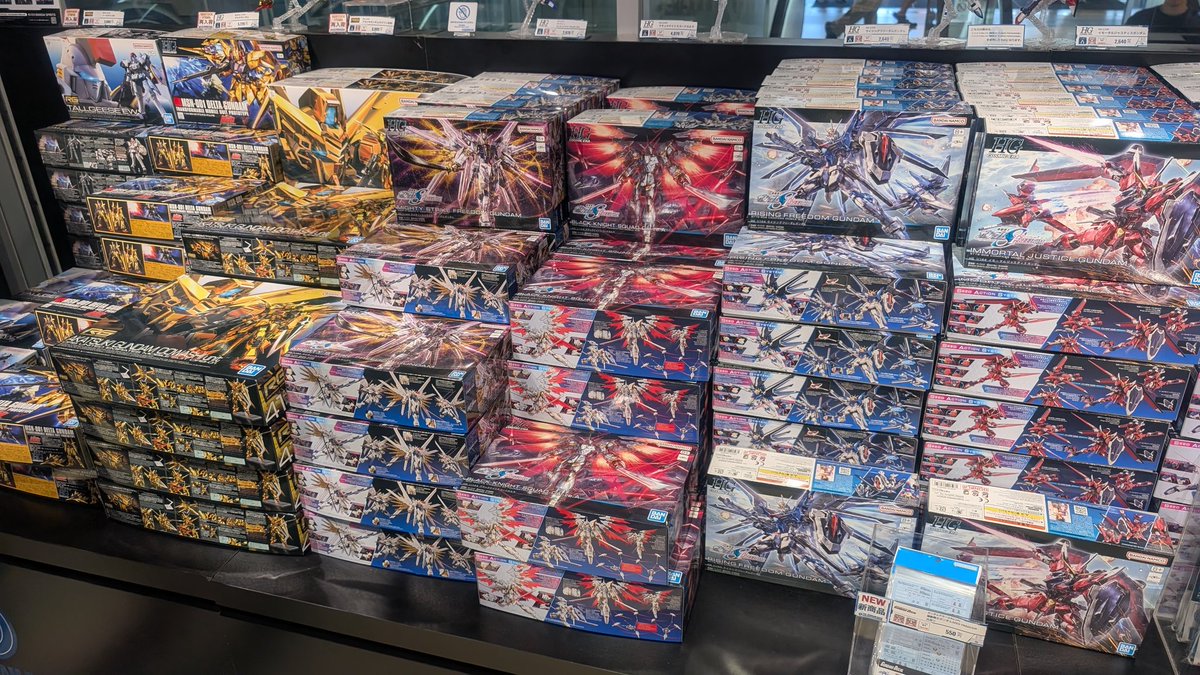 ClariS_lovely's tweet image. #ガンダムベース福岡
#ガンプラ再販
こんにちは😃
今日はガンダムベース限定の新商品が発売されましたね☺️
ハロは凄く綺麗な色ですね〜😆
ただお値段は⋯😂
他は昨日とそう変わりありませんでした😃