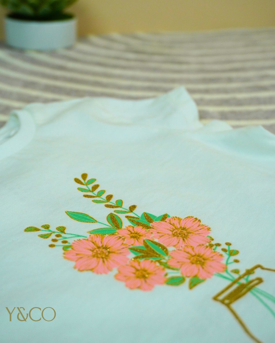 yandco_official's tweet image. Drop Shoulder T-Shirt in Bright White brings effortless style with a playful flower vase glitter print.

Visit Now: yandco.ae/products/flowe…

#glitterprint #basictees #shortsleeve #kidsfashion #yandco