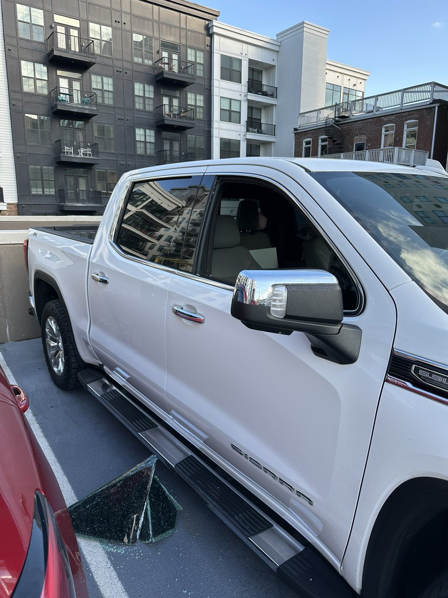 Jake_no_SF's tweet image. We’re headed there too. I should have flown… my truck got broken into last night at our hotel. #RollTide