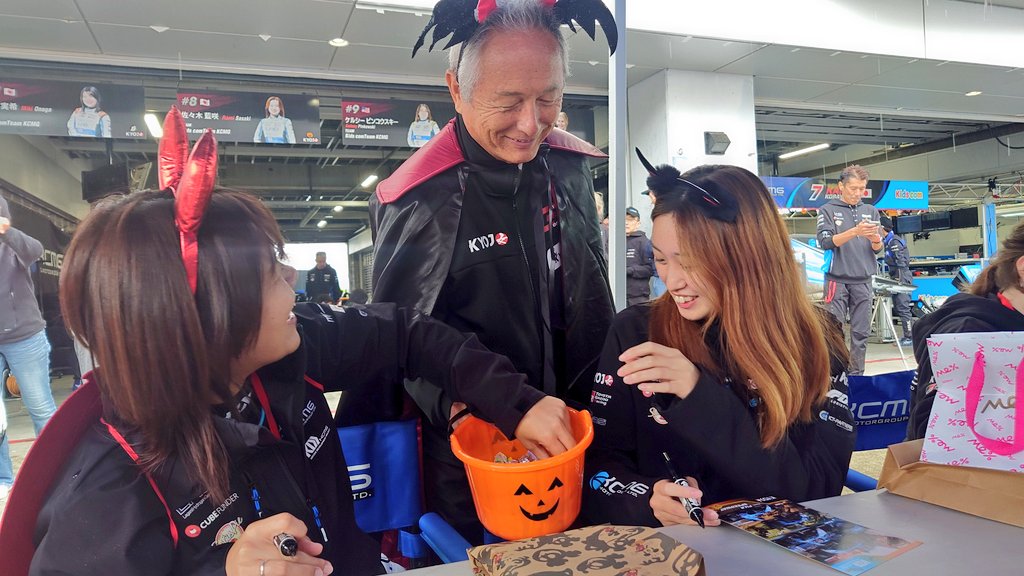 KYOJOCUP_OA's tweet image. 皆さん！ピットウォークは楽しめましたか？

そしてお菓子とステッカーを配ってピットウォークを巡っていたハロウィンバージョンの関谷代表には会えましたか？

実は関谷代表はハロウィン仮装が大好き、今回もノリノリでした☺️

#KYOJO