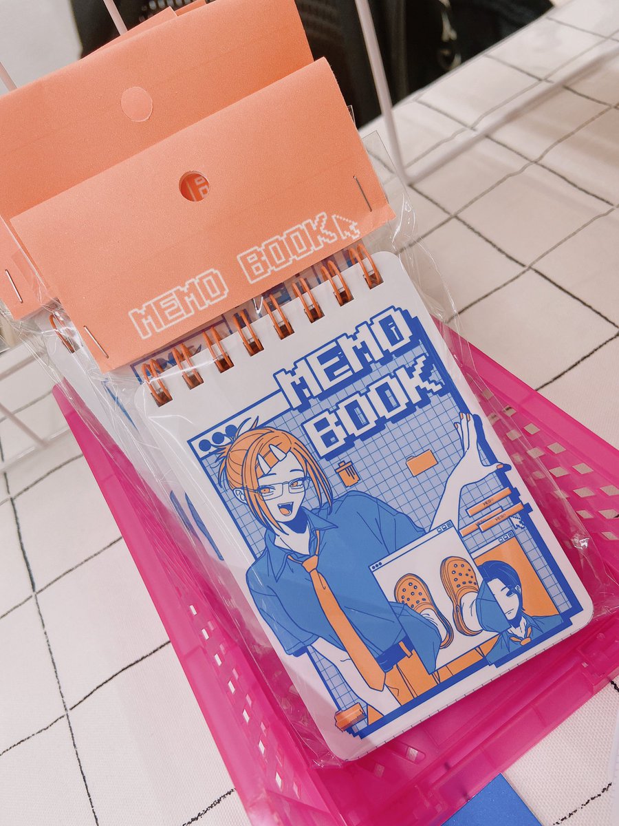 新グッズ✊
レジンで封入した原画キーホルダーも実は作ってました！
それからメモ帳も新登場です！📝
よろしくお願いいたします！！