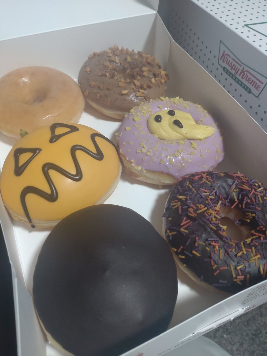 coco______coco_'s tweet image. アッチアチなコロッケ食べて上顎逝ったお昼です
姉が買って届けてくれたーーーハロウィン仕様可愛い🎃
カロリー可愛くないけど🥱