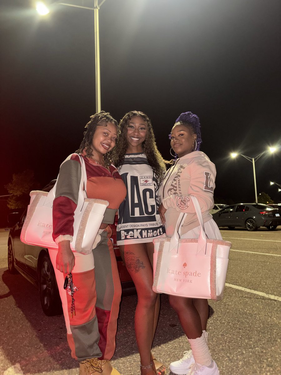 briaananax's tweet image. had so much fun laughing it up with @backthatJassup & @Raeeethabaeee at the basketball game, jas’s man & his team won, pt 2 link up coming soon 🥳
