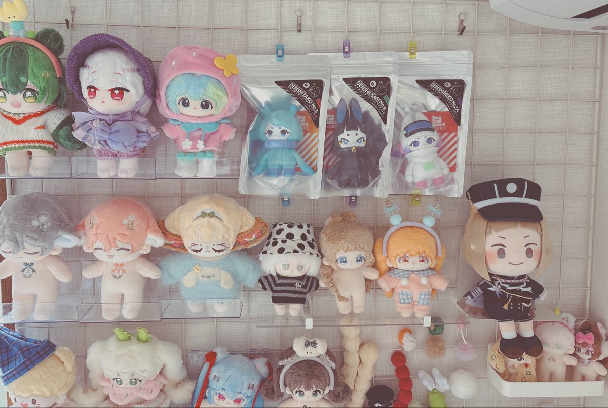 うちのデンシタコネコウサギ、いつもいい飾る場所なくてウロウロしてたんだけどなかなかいいのでは🐙🐱🐰
古参タコだけ中のカード日焼けちゃってかなしい😢