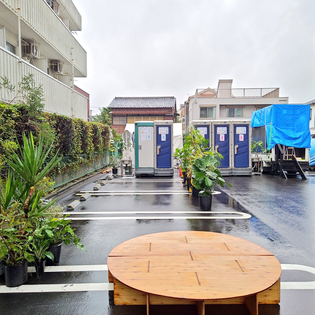 【トイレはまちの顔】
3年連続3回目となる「ところざわまつり」仮設トイレの運営を任せていただきました。オゾンのパワーで無臭、手洗いは自動水栓、全箇所ウォシュレット完備。毎年、市内外から来る多くの皆様をおもてなす気持ちで取り組んでます。臭いがないので休憩所としてもお使いいただけます。