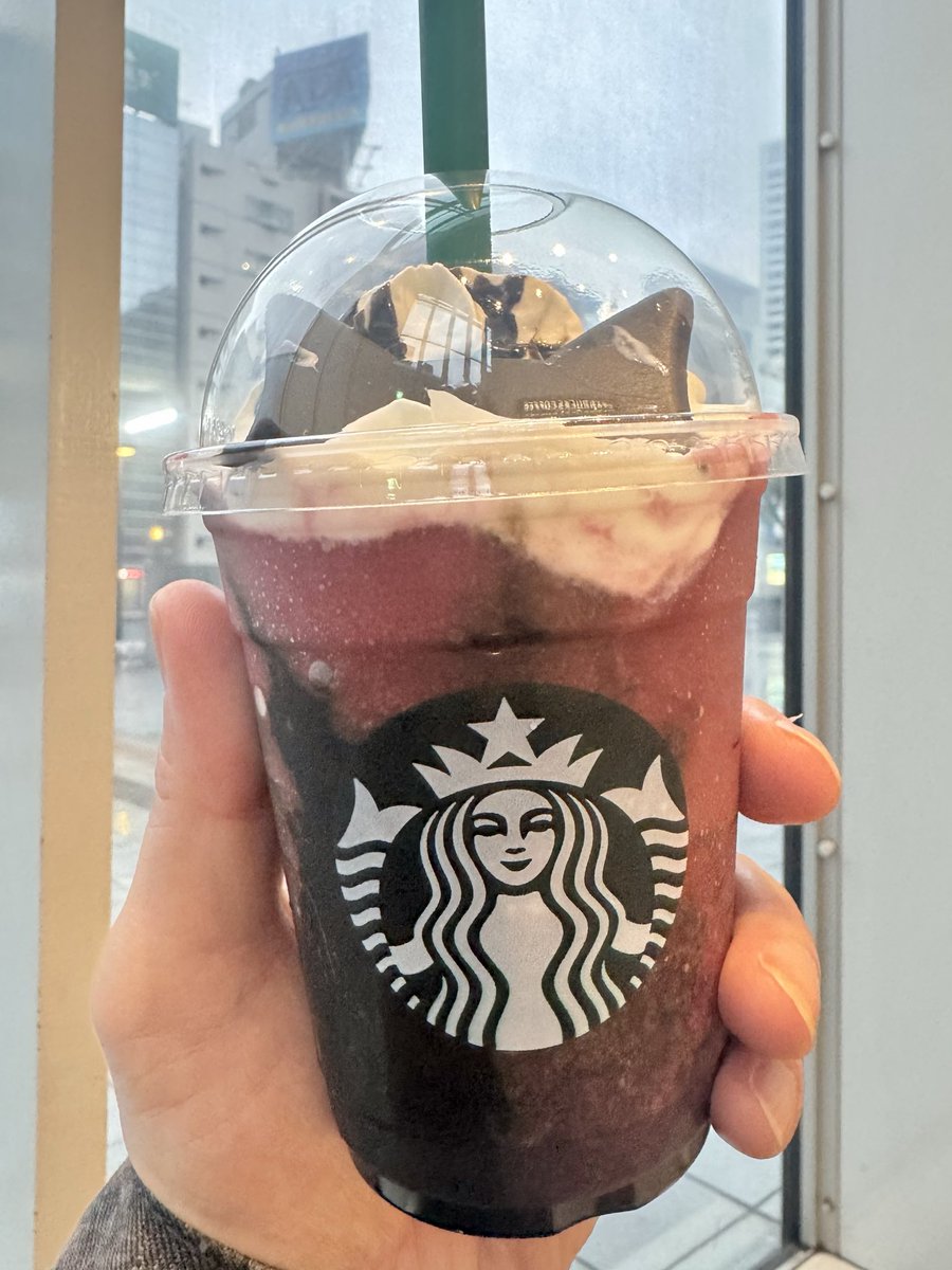これがアサイー苦手なのに店員さんのお薦めのままにお願いしてしまったアサイーベリーフラペチーノって美味くないやつ