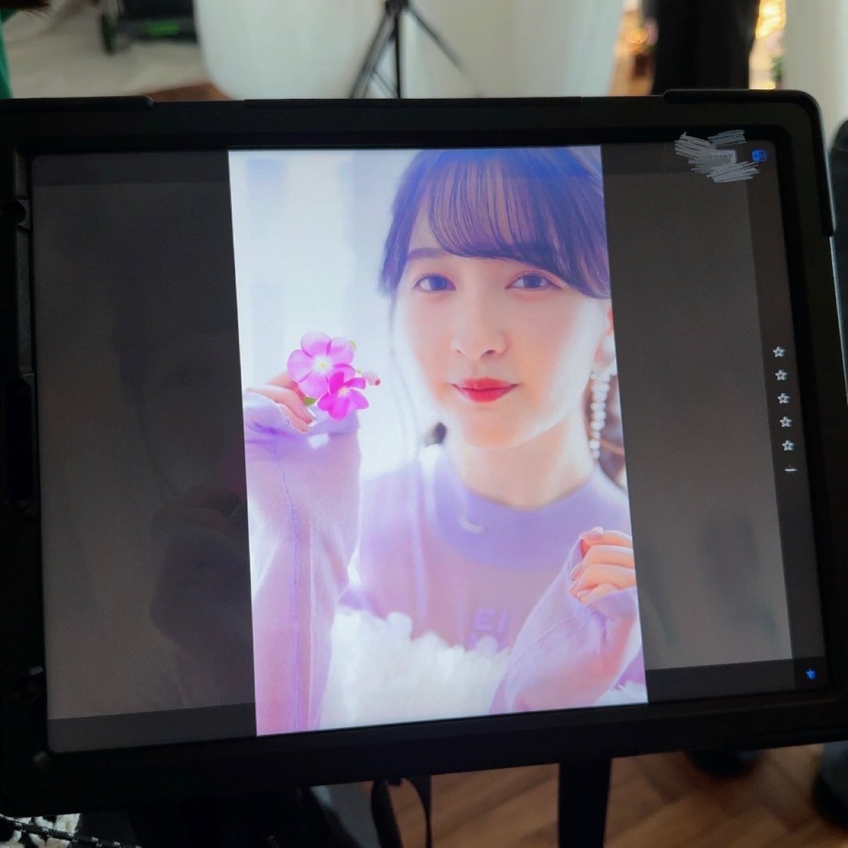 『こんにちは、宮沢小春です🌸

#にちにちさん のグッズだー！！
淡い色味がお気に入りです💜🤍
ある意味集大成となる今回の日々荘🏠
開催がより一層楽しみになりました✨

p.s.スティッカーもアスクタも
小春の様子がおかしくて笑ってしまった🤭
皆さんも笑顔になってたらいいな💭』
#宮沢小春 #DayRe