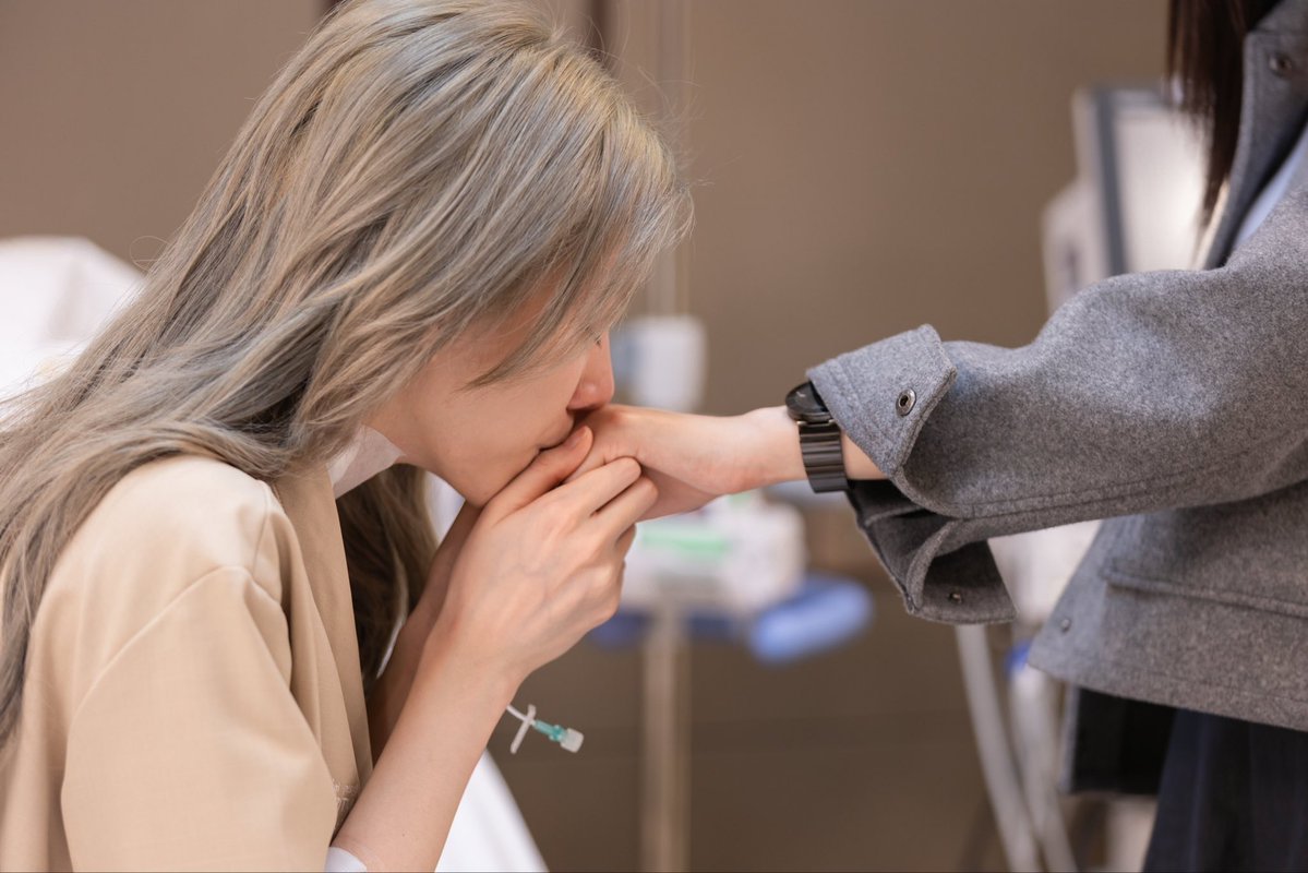 KuruMK697237's tweet image. ชอบซีนนี้มากกกก ไอร่าจุ้บมือพี่ตะวันแบบใช้สองมือจับ รักที่แสนรัก อยากจะรักพี่เค้าเป็นคนสุดท้าย 😭😭😭

LINGORM ONLY YOU EP13
#เพียงเธอEP13
#LingOrm #หลิงออม‌