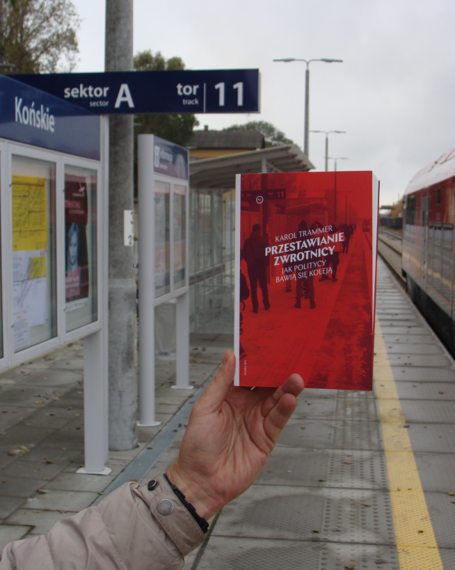 Już we wtorek w Warszawie dyskusja o książce "Przestawianie zwrotnicy. Jak politycy bawią się koleją".
🗓️ wtorek, 14 października
⌚️ 18:00
📍 Jasna 10, lokal 3, Warszawa
W dyskusji wezmą udział Agnieszka Lichnerowicz <a href="/Radio_TOK_FM/">Radio TOK FM</a>, Kaja Puto <a href="/krytyka/">Krytyka Polityczna 💙💛</a> i Karol Trammer.