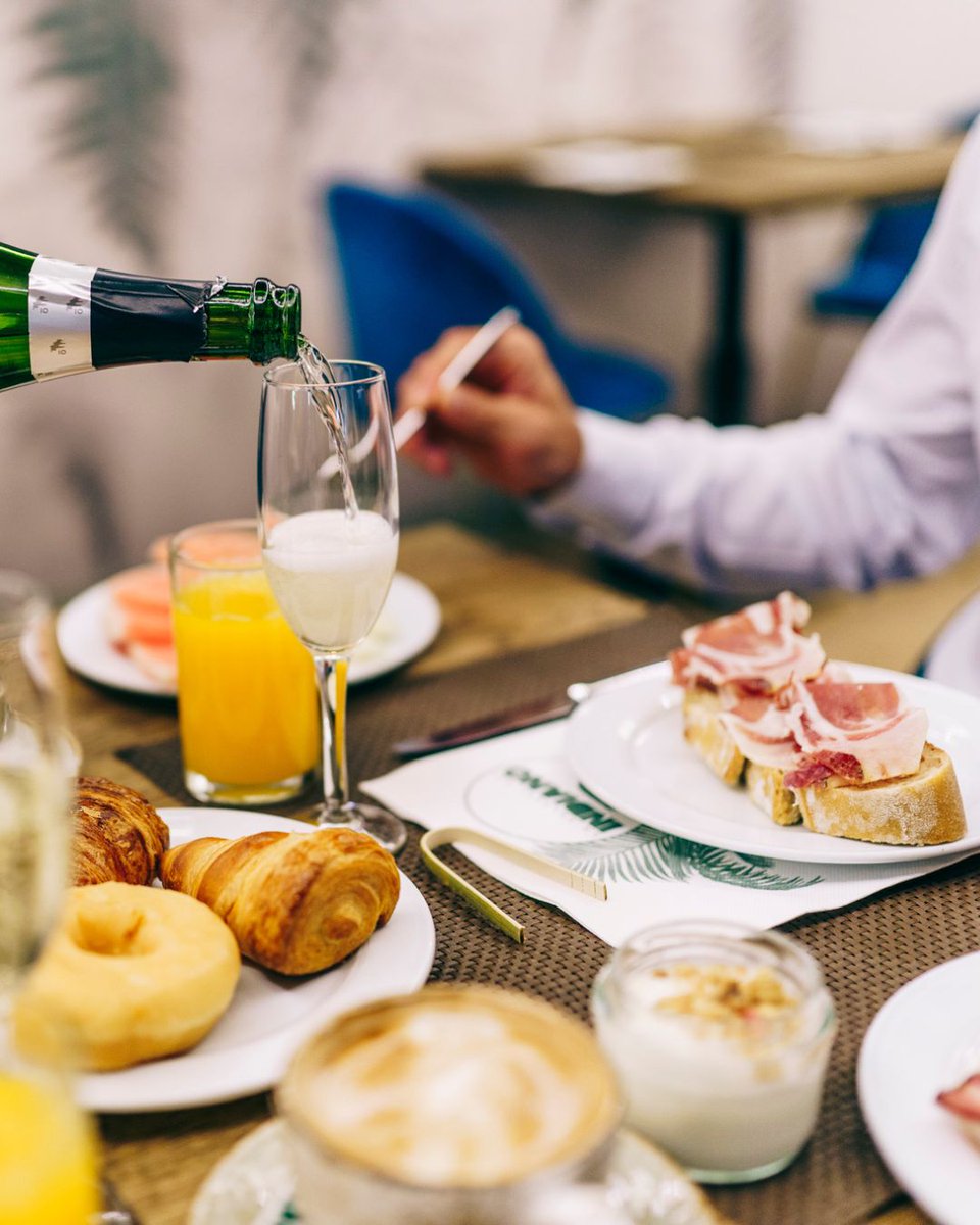 Empieza el día con energía y buen sabor con nuestro desayuno #buffet 🍰🌴

#Barceló #HotelBarceló #Hotel #BarcelóOviedo #HotelExclusivo #Oviedo #Asturias
