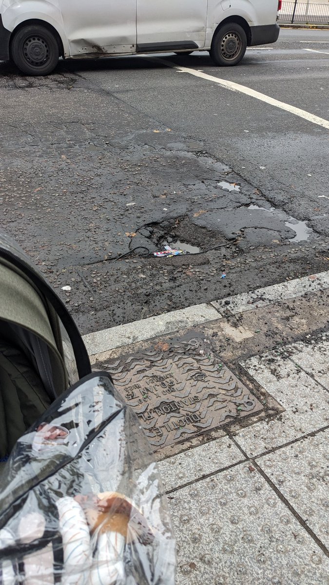 nomoflolitter's tweet photo. I appreciate what a task it would be, but can the tarmac at Minard Rd/Langside Rd/Pollokshaws Rd junction please be repaired properly? It's a minefield for anyone using wheels - yesterday I had to help an elderly woman whose shopping trolley was caught in a pothole @myglasgowCc https://t.co/AX6U1pKsFK