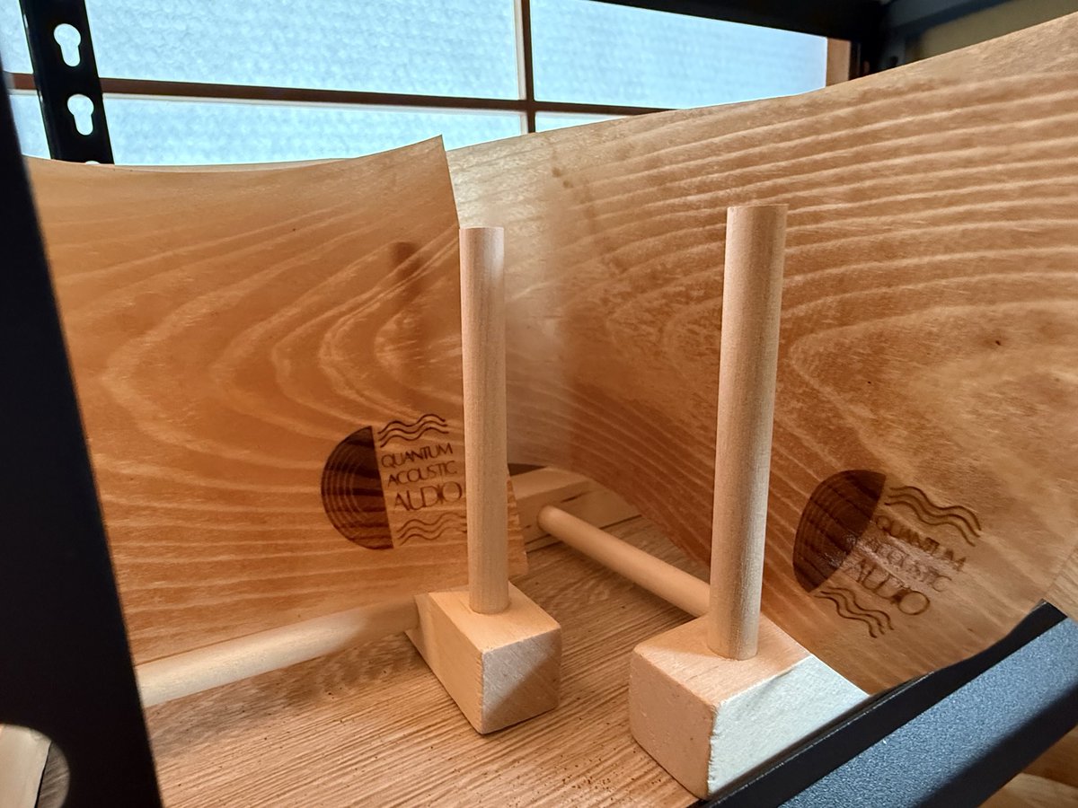 最近製造が追いつかないレベルで爆売れしているこちらの新製品、在庫切れにならないよう頑張って毎日生産しております。

最もリーズナブルにQuantum Acoustic Audio / QAAの効果を体感していただける製品だと思いますので在庫があるうちに是非あなたのオーディオシステムでその効果をお試しください！