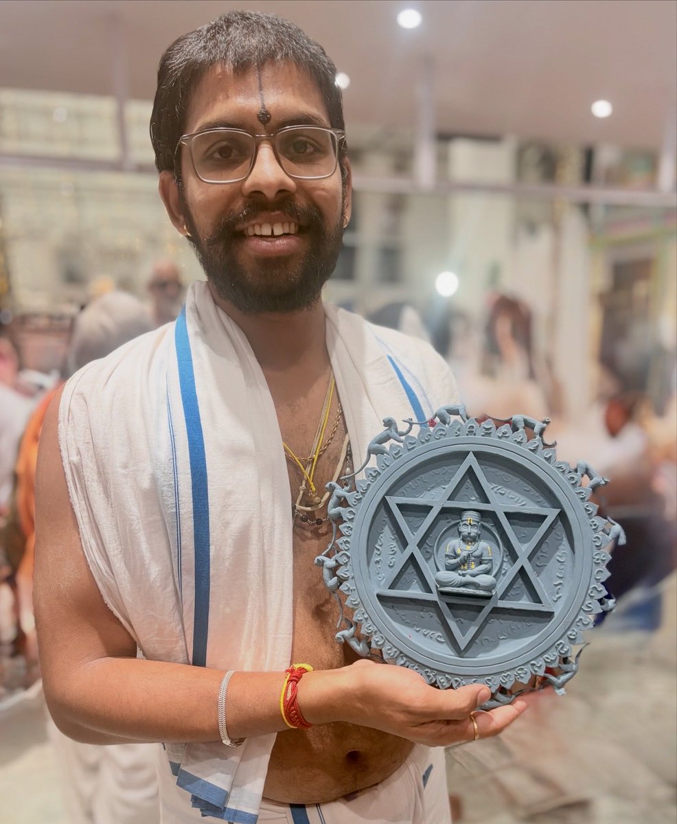 shreeshaav_msd7's tweet photo. Yantrodharaka pranadevaru made of stone powder material washable idol size 12" price 2500  for more details please call  8179956645 #yantrodharaka https://t.co/Ohrhvu1E48