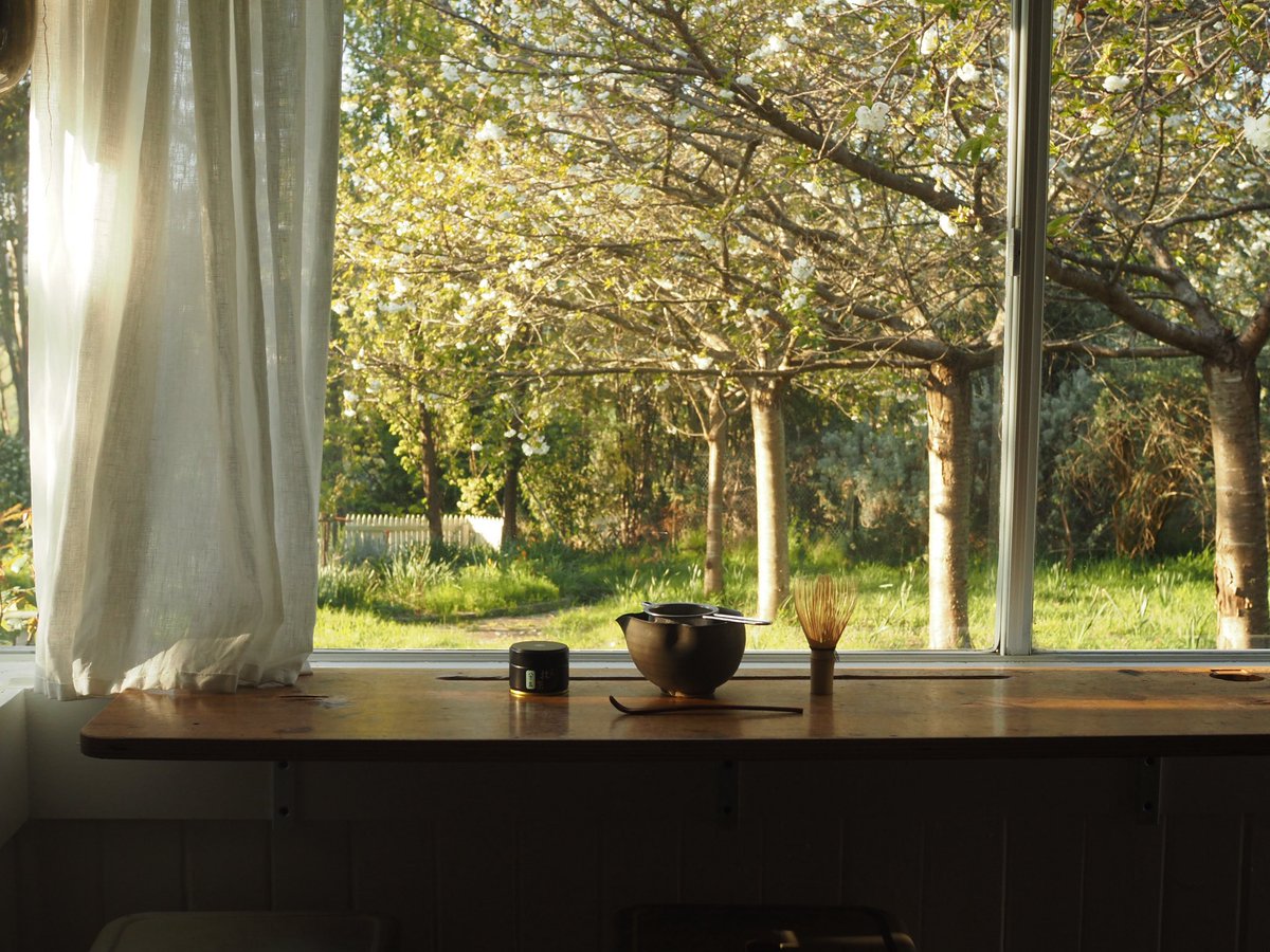 hiddenthread_'s tweet photo. 1 เรื่องที่ต้องยกให้ออสเตรเลีย เลยคือ Airbnb สวยยยย สุ่มๆเลือกก็เจอของดี ล่าสุดเราไปเที่ยวแถว south gippland ขับรถประมาณ 2 ชม.จาก Melbourne ที่พักเคยเป็นโรงเรียนเก่า เจ้าของมาดัดแปลงเป็นแนว cottage farmhouse (ได้รางวัล top 5 regional retreats in Victoria) เพดานสูง เตียงคือนุ่ม สบาย ดูดวิญญาณ มี bathtub เตาผิง ที่สำคัญมีนม ไข่ ขนมปัง ฟรี สดๆ จากฟาร์ม happy 😌💚