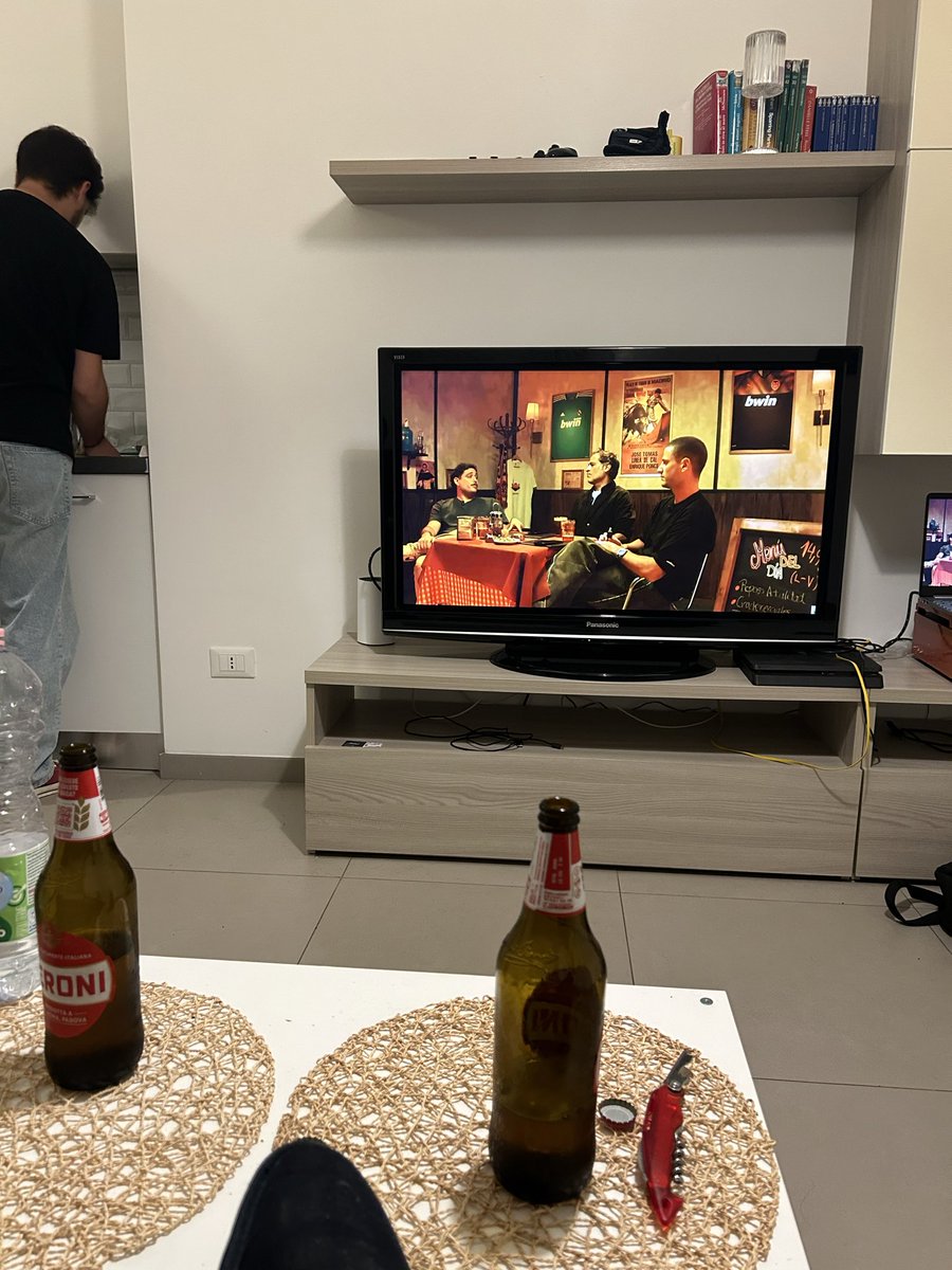 De erasmus en Roma con 3 peronis por cabeza.
Regalarnos el premium por favor que aún no nos ha llegado la beca y estamos tiesos.

<a href="/linea_d_cal/">Línea de Cal</a> <a href="/darioemehache/">Darío Eme Hache</a> <a href="/AlexChiner/">Alex Chiner</a> <a href="/David74Sanchez/">🎙 𝗗𝗮𝘃𝗶𝗱 𝗦𝗮́𝗻𝗰𝗵𝗲𝘇</a> <a href="/billkilgore_/">Kilgore</a>