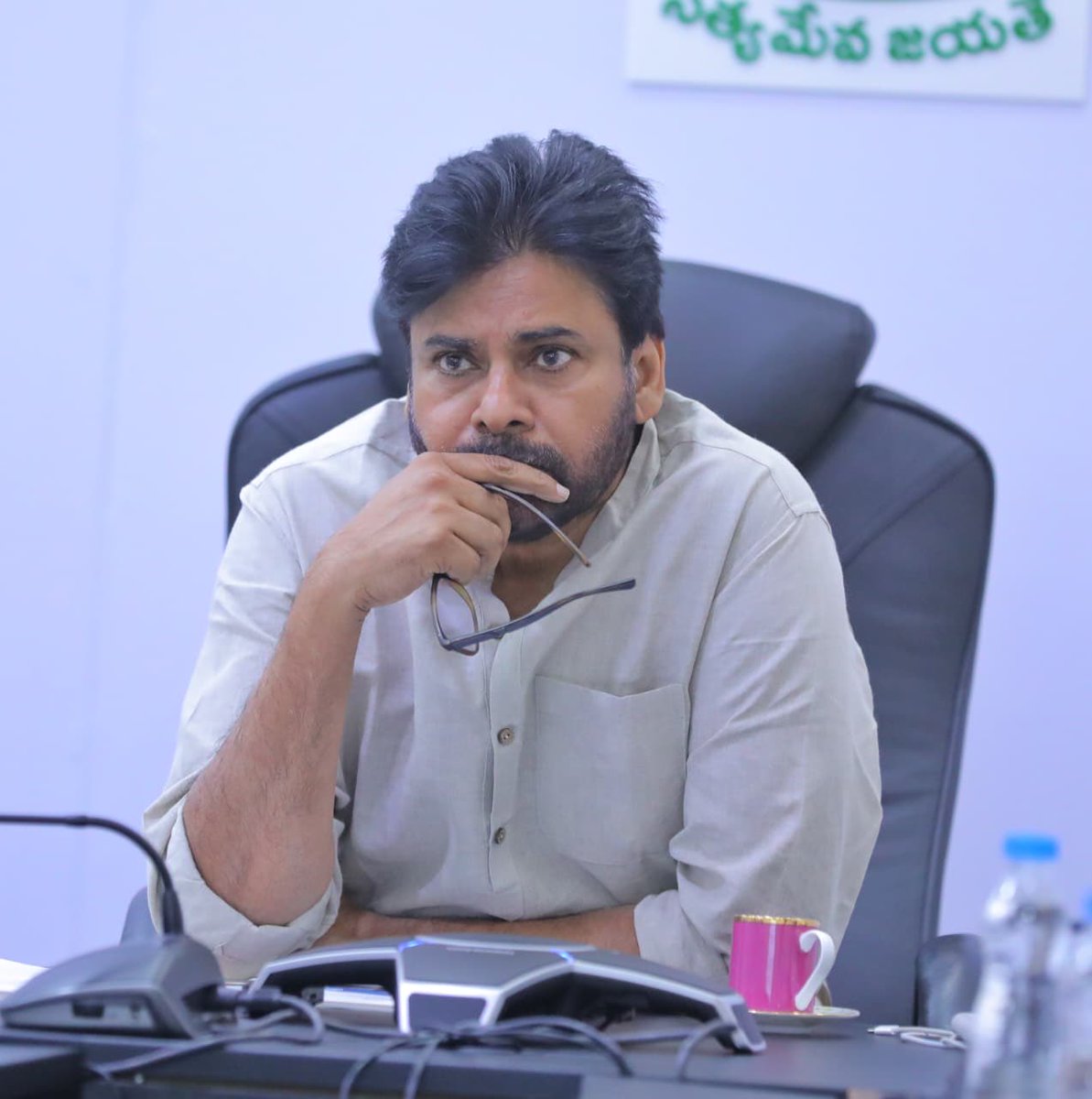 APDeputyCMO's tweet image. ఉప్పాడ తీరం ప్రాంతంలో కాలుష్య నియంత్రణ అంశాలపై కాలుష్య నియంత్రణ మండలి అధికారులతో కూలంకషంగా సమీక్ష నిర్వహించిన రాష్ట్ర ఉప ముఖ్యమంత్రి, అటవీ, పర్యావరణ శాఖ మంత్రి @PawanKalyan 

కాకినాడ జిల్లాలో ఉన్న పారిశ్రామిక కాలుష్యం, మైనింగ్ మూలంగా తలెత్తుతున్న కాలుష్య ఇబ్బందులపై, పిఠాపురం…