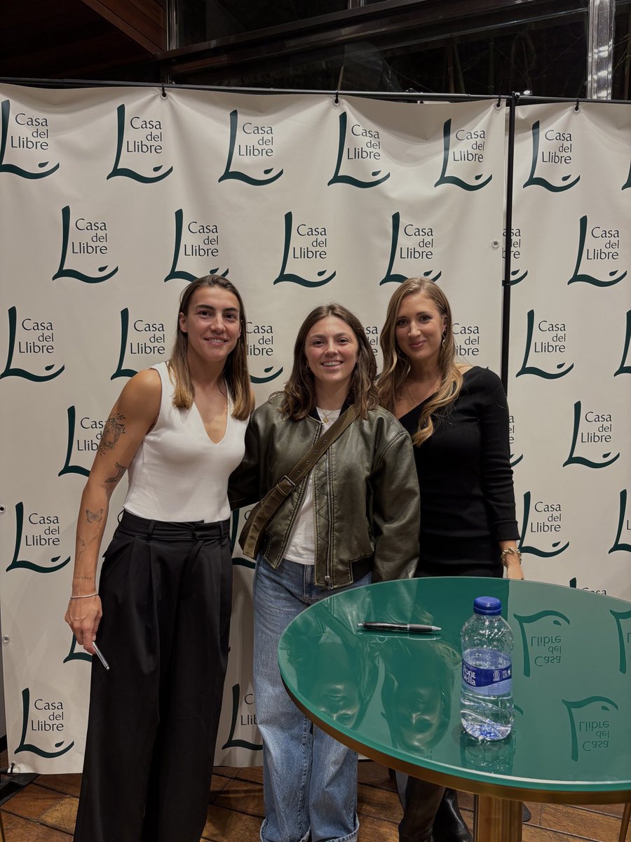 Ayer tuve la suerte de compartir un momento con dos inspiraciones para quienes amamos el fútbol 💫
Patri Guijarro, una de las mejores del mundo y el reflejo del esfuerzo silencioso.
Y María Tikas, periodista valiente, pionera y referente que abre camino para muchas.
Gracias 🫶🏽