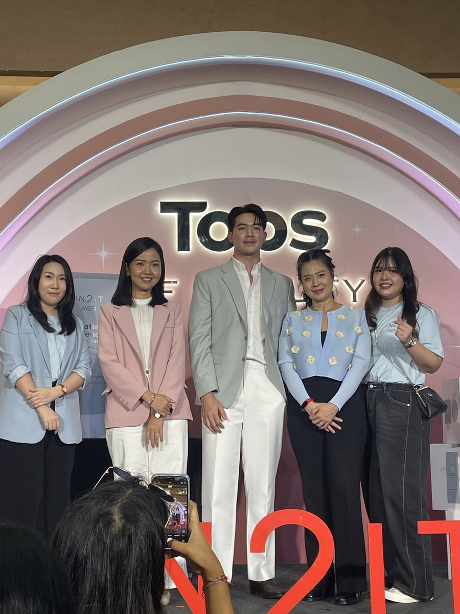 topsthailand's tweet photo. พี่ป๊อบป้ายยาเก่งขนาดนี้✨
ต้องรีบวิ่งไปซื้อ IN2IT ที่ TOPS น้าา 🤣🥰

#TOPSofBeauty2025 #TOPSTHAILAND #TOPS #ท็อปส์ #TOPSofBeauty2025xThatsppp #IN2ITThailand #IN2ITMEN #IN2ITMENxThatsppp #LookSharpStayReal #thatsppp #ป๊อบศิร์รัฐ #ป๊อบธัชทร https://t.co/iHpTkYqfJ9