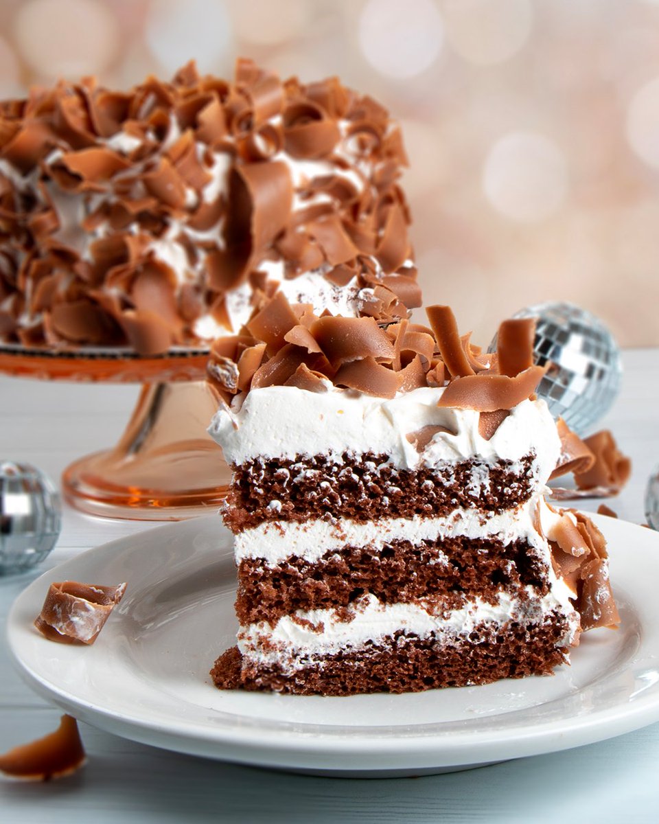 Zippys's tweet image. A classic Hawaii favorite cake, available for a limited time 🙌🏽 The Dream Cake is light, fluffy, and oh so 'ono covered in hand-shaven chocolate shavings 😋

Available as a 6" cake in Hawaii, and 8" cake in Southern Nevada 🎂

Get 'um while supplies last until 10/26.