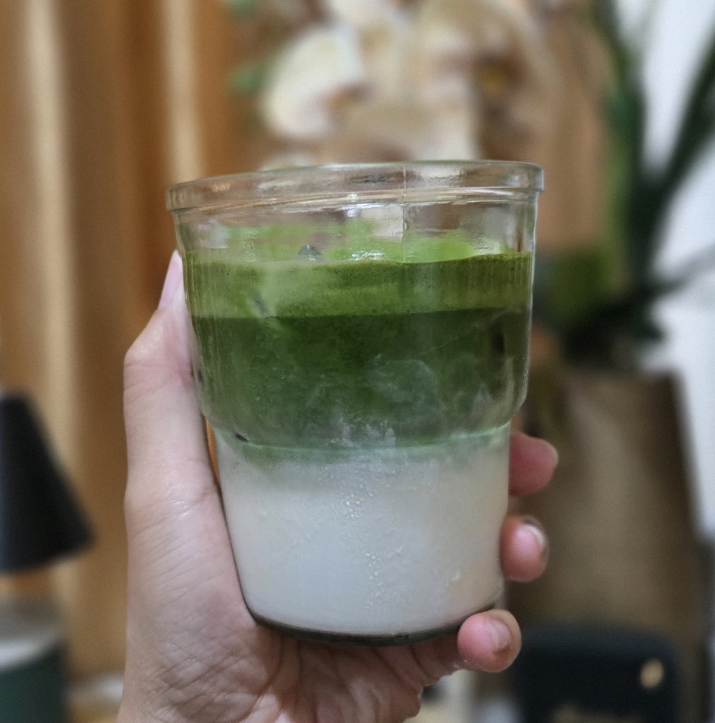 aan__'s tweet photo. Matcha mengandung:
• epigalocetechin galate (EGCG) buat antioksidan,
• L-Theanin buat mood booster,
• kafein buat melek.

Susu sapi bisa nurunin efek EGCG sama L-theanin. Saran kalo suka matcha latte tp pengen dpt full efeknya, pake aja susu nabati (oat, cashew, dll) https://t.co/R3NDpwgQuP