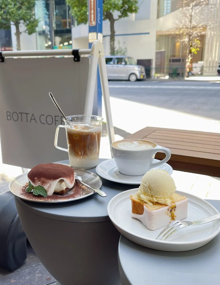 お姉ちゃんの会社の下にあるカフェのティラミス、とっても美味しかったです！コーヒーも超おいしいよ～！！☕🍰
#ティラミス #コーヒーです