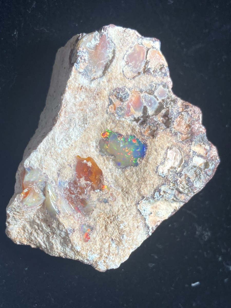 stone_opal723's tweet photo. やばいオパールを紹介します！！
写真が下手なのが口惜しい…

crose-del-mare さんのところで買いました

見た時驚きました……
カンテラオパールが一つの母岩に2種類同居してるんです！！
こんなオパールもう出会えないと思いました！
一目惚れでした……悔いなし

 #石ふしぎ大発見展 https://t.co/hySFSzgUkY