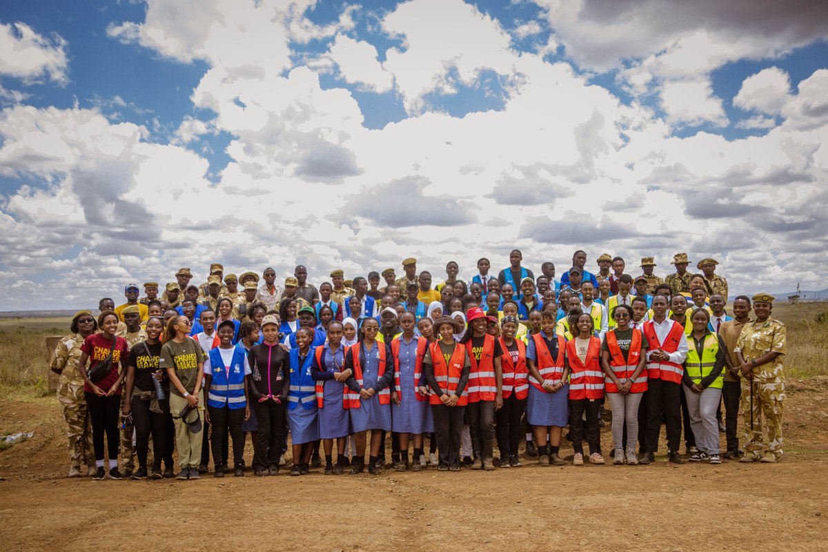 KWSKenya's tweet photo. 𝐂𝐞𝐥𝐞𝐛𝐫𝐚𝐭𝐢𝐧𝐠 𝐌𝐚𝐳𝐢𝐧𝐠𝐢𝐫𝐚 𝐃𝐚𝐲 𝐀𝐜𝐫𝐨𝐬𝐬 𝐎𝐮𝐫 𝐏𝐚𝐫𝐤𝐬 𝐚𝐧𝐝 𝐑𝐞𝐠𝐢𝐨𝐧𝐬! 🌱

Yesterday, to mark 𝐌𝐚𝐳𝐢𝐧𝐠𝐢𝐫𝐚 𝐃𝐚𝐲, teams across the Service joined hands with partners and communities to take action for nature.

In the 𝐒𝐨𝐮𝐭𝐡𝐞𝐫𝐧 𝐂𝐨𝐧𝐬𝐞𝐫𝐯𝐚𝐭𝐢𝐨𝐧 𝐀𝐫𝐞𝐚, Nairobi National Park partnered with Maniago Safaris through the Luigi Foundation, World Leaders of Today (WLT) via their Stand Up Shout Out (SUSO) programme, and Kenya Medical Training College (KMTC) Karuri Campus in a joint habitat management initiative.

Over 𝟏𝟎𝟎 𝐲𝐨𝐮𝐭𝐡 𝐯𝐨𝐥𝐮𝐧𝐭𝐞𝐞𝐫𝐬 participated in the removal of Parthenium, an invasive plant threatening biodiversity - successfully uprooting 𝟐𝟓𝟔 𝐤𝐠 of the harmful species!

Meanwhile, in the 𝐖𝐞𝐬𝐭𝐞𝐫𝐧 𝐂𝐨𝐧𝐬𝐞𝐫𝐯𝐚𝐭𝐢𝐨𝐧 𝐀𝐫𝐞𝐚, our team joined pupils and teachers of 𝐋𝐢𝐭𝐚𝐯𝐨 𝐏𝐫𝐢𝐦𝐚𝐫𝐲 𝐒𝐜𝐡𝐨𝐨𝐥, 𝐊𝐢𝐭𝐚𝐥𝐞, to plant 𝟐𝟓𝟎 𝐟𝐫𝐮𝐢𝐭 𝐭𝐫𝐞𝐞𝐬 - nurturing both the environment and young learners, and growing a greener future one tree at a time.

Together, we’re making a real difference for Kenya’s environment - from our capital’s wild backyard to the heart of the western highlands. 🌱#MazingiraDay #TwendeWild #TembeaKenya #ExploreKenyaParks #ForNature