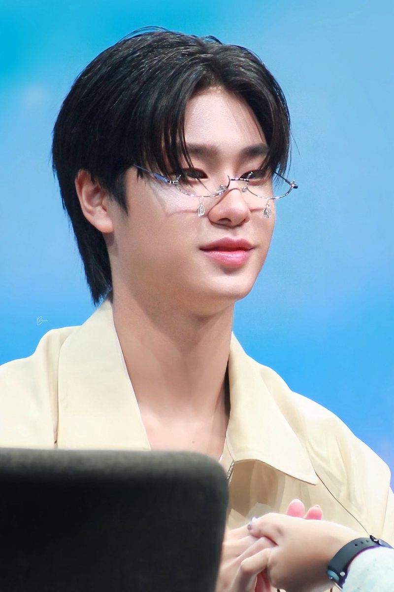 Benjami12648456's tweet photo. หนุ่มแว่นนโครตหล่อเลย….!

LUKEMICK FIRST FANSIGN

#GMMTVFANIVALXLukeMick
#LukeMick #lukeso_ https://t.co/tOU5TwI1TF