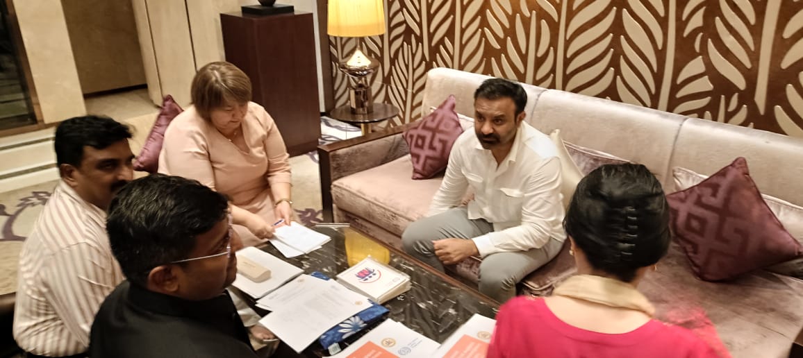 Hon'ble Labour Minister having discussions with ILO team led by Michiko Miyomoto,  Director, Mariko Ouchi,  Karun Gopinath on various issues on 8 October at Bengaluru. 

@iloteam <a href="/SantoshSLadINC/">Santosh Lad Official</a>