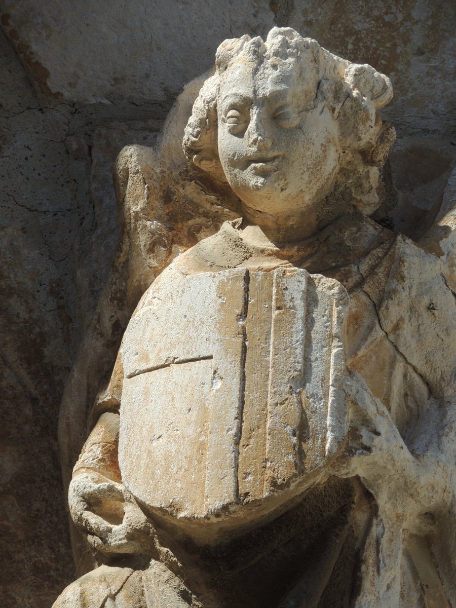velasc_alberto's tweet photo. Aquesta és una gran notícia. Els dos àngels gòtics de la font de Castelló de Farfanya es retiraran i es dignificaran. Són dues peces d'una qualitat excepcional i sostenen els escuts del comte Pere II d'Urgell.

Bona decisió, @noumri_Omar i @AFarfanya!! 

https://t.co/OvJoZloAqh https://t.co/Q4fOQXxqku
