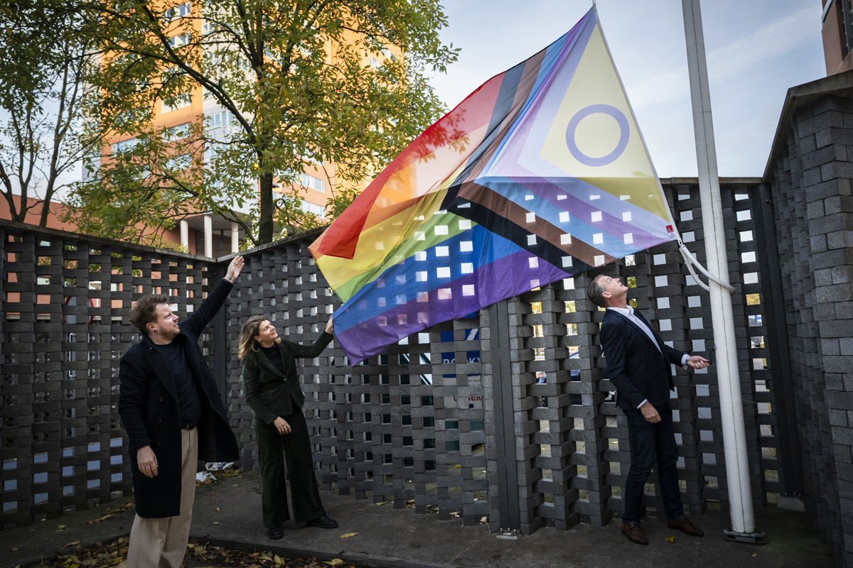 Coming Out-Day is vandaag en daarom hesen wij de regenboogvlag. Een zichtbaar symbool én een krachtig statement: wij staan voor een inclusieve werkcultuur waarin iedereen zichzelf mag zijn.
Op de foto: Ronald Koch, Lotte Muskee en Bas van den Heuvel.