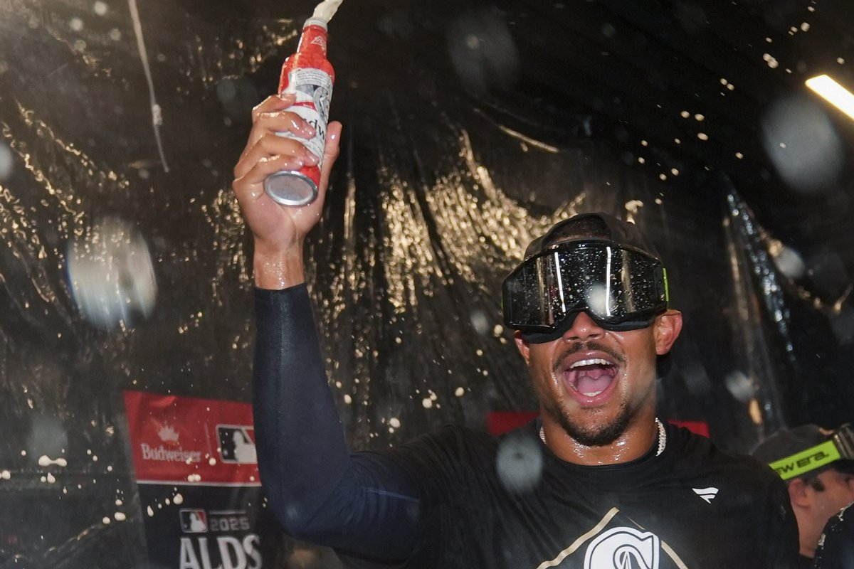 lindseywasson's tweet image. The #Mariners celebrate in the clubhouse after beating the #Tigers 3-2 in Game 5 of the ALDS to advance to face the Blue Jays in the ALCS. (AP/Lindsey Wasson)