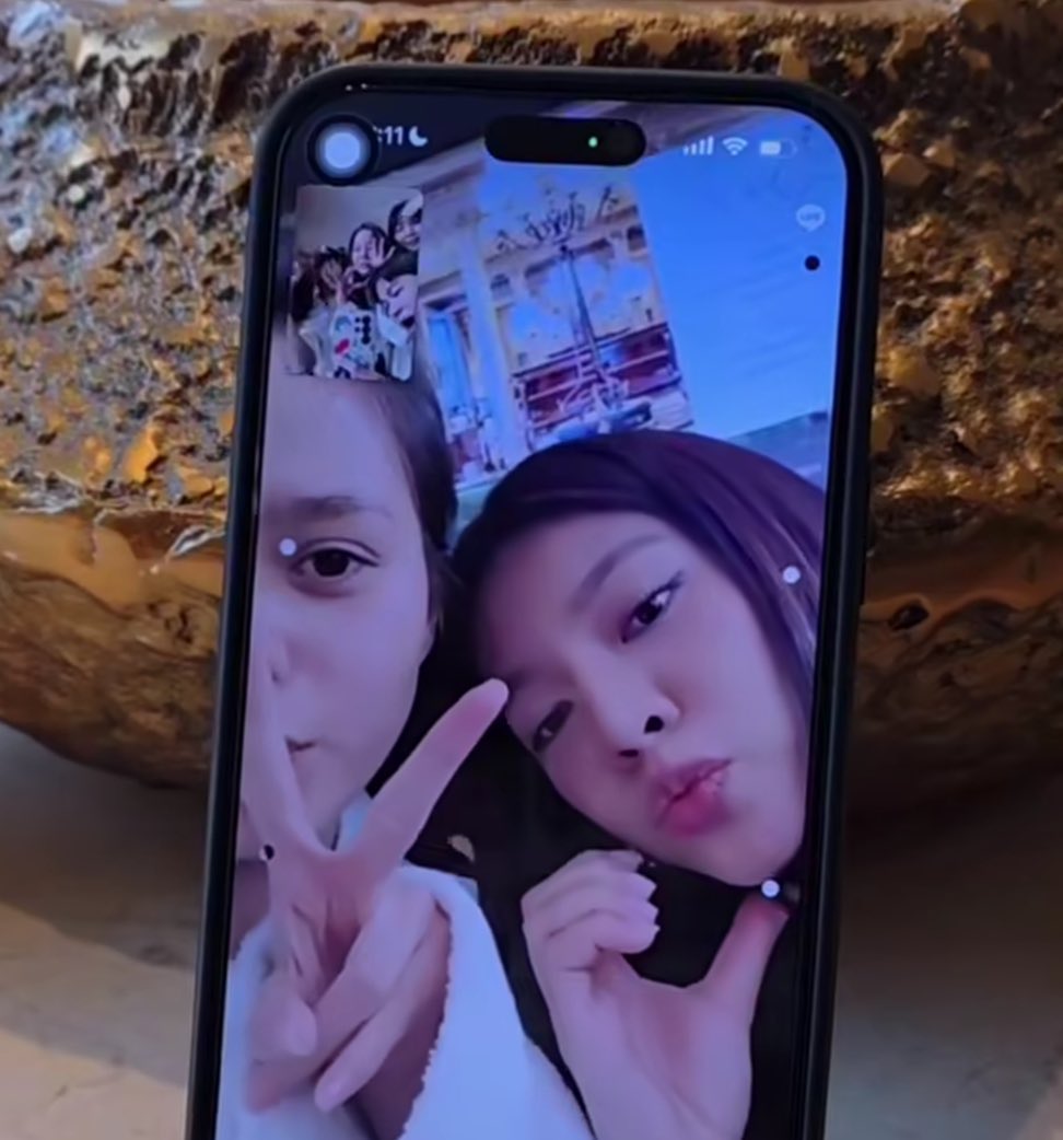 myosotis285's tweet image. FreenBecky video calling each other in Paris? 😍
F: 🫶
B: ✌️
Btw, who posted this originally?
#FreenBecky #ฟรีนเบค
SAROCHA REBECCA HAPPY TIME
#FreenBeckyFMinOsaka