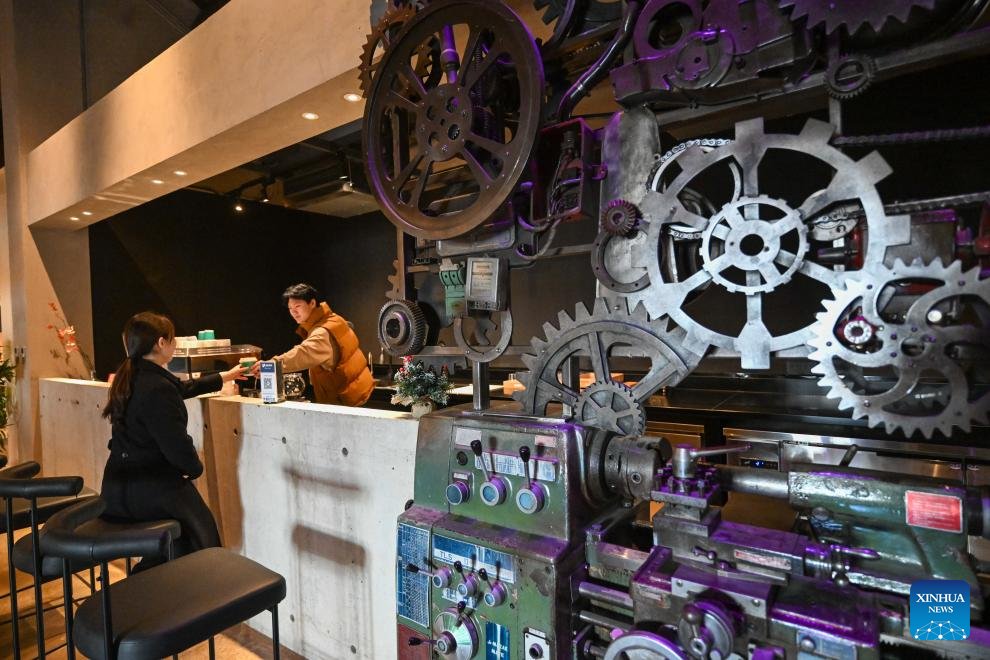 VoiceofPD's tweet image. China&apos;s factories open doors as industrial tourism gains steam

Once off-limits to anyone but authorized staff, #factory workshops are now turning into #hightech wonderlands for curious young visitors.

Read full: en.people.cn/n3/2025/1011/c…