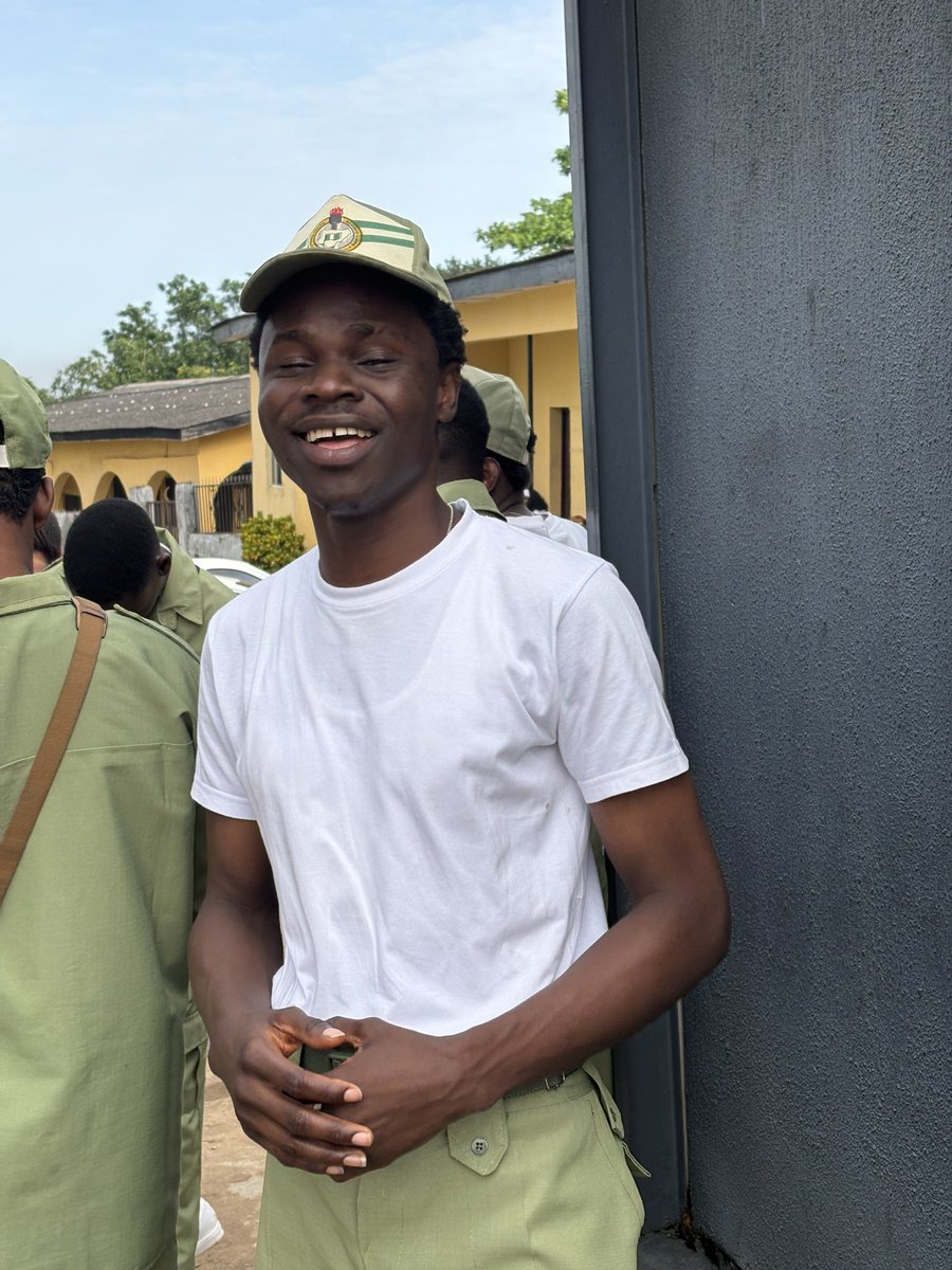 Fine gyal, you never chop ke? You don forget wetin the hot body can do? Use am boil pasta 🤣