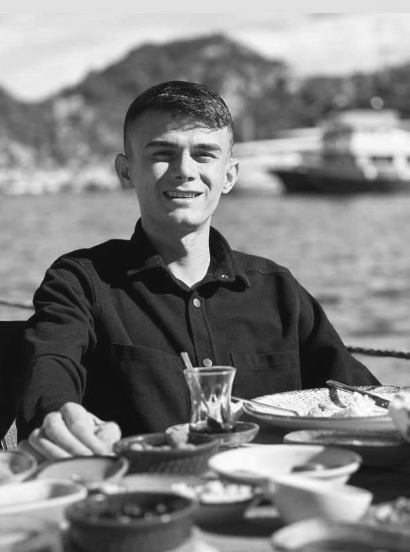 Tribünlerimizden Mehmet Gümüş kardeşimiz vefat etmiştir. Cenazesi öğle namazından sonra Kabasakal Mezarlığı’na defnedilecektir. Ailesinin ve camiamızın başı sağ olsun. Mekanı cennet olsun.