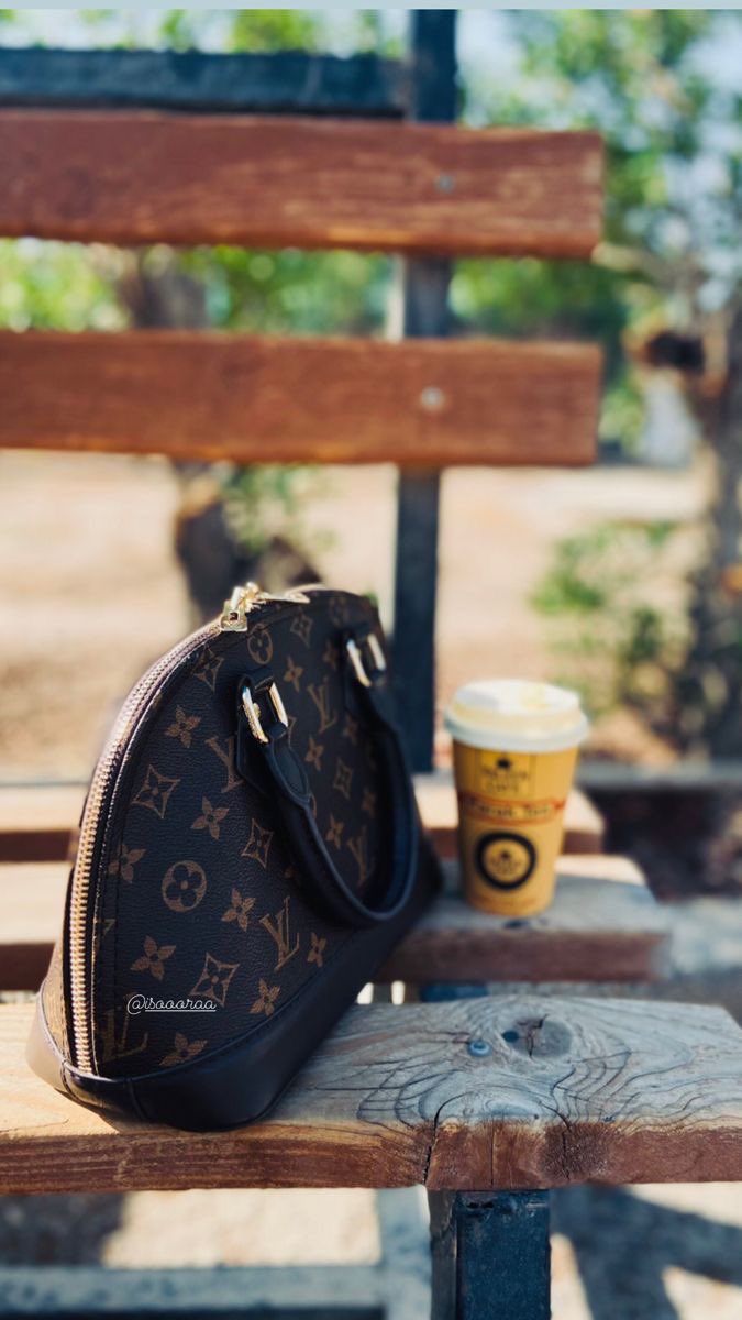 القاعدة تنصُّ على:
 "إما يغلبنّك الكلامُ فتفيض، أو يغلبُك الشعور وتنخرسْ".

#صباح_الخير  🌸