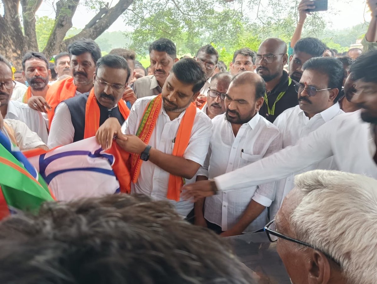 SrinivasGomase's tweet photo. Tragic News from Mancherial
BJP Mandal President Yeta Madhukar died by suicide in Nilwai, Vemanapalli Mandal.
He was reportedly pushed to this extreme step due to harassment and false cases filed by Congress leaders.
A dedicated party worker, Madhukar lost his life.@BJP4Telangana https://t.co/pZwsZtYBn9