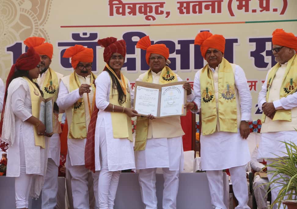 Indersinghsjp's tweet image. आज महामहिम राज्यपाल श्री मंगु भाई पटेल जी की गरिमामयी उपस्थिति में, सतना जिले के चित्रकूट में आयोजित 'महात्मा गांधी चित्रकूट ग्रामोदय विश्वविद्यालय के 13वें दीक्षांत समारोह' में सहभागिता कर, विभिन्न संकायों में उत्कृष्ट प्रदर्शन करने वाले मेधावी विद्यार्थियों को पदक एवं उपाधियां…