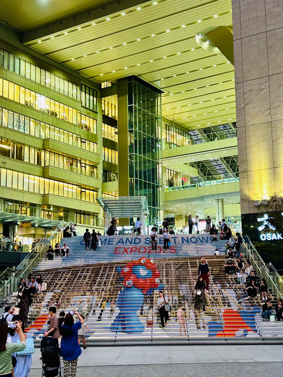 大阪駅のミャクミャク大階段！