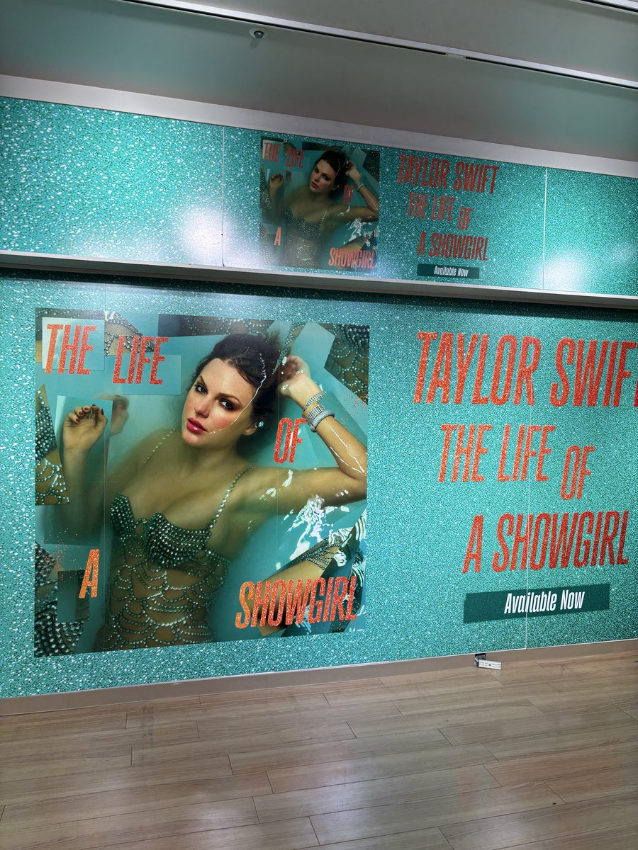 AllTooWell_A8's tweet image. At Tower Records in Tokyo🧡🩵
#TSTheLifeofaShowgirl
@taylorswift13 @taylornation13
