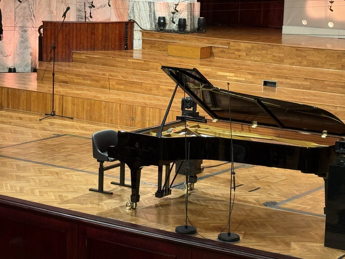 座面の艶の感じがカタログだとわかりづらいのですが、スペインのHidrau