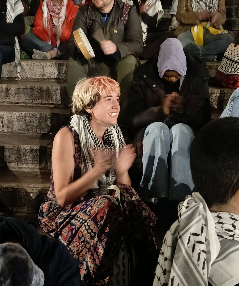 Heureusement que le cessez-le-feu est entré en vigueur. Regardez Catriona Graham, camarade de flottille d'Alexis Deswaef, rapatriée sur le même vol, comme elle a l'air traumatisé par le traitement infligé par l'Israël. 🦄