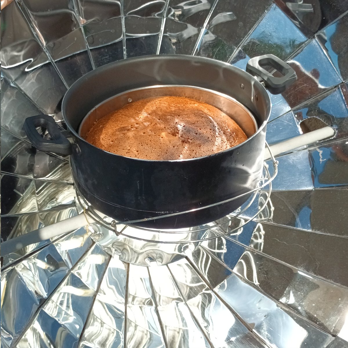 kotowski_andre's tweet image. ✴️ Voici un exemple de cuisson au soleil avec notre cuiseur solaire parabolique.

✅️ Aujourd&apos;hui, nous préparons un gâteau au chocolat.

✅️ Le gâteau est très bien cuit au soleil.

🔴 Notre cuiseur solaire a été installé sur un balcon à #Częstochowa, en #Pologne 🇵🇱.