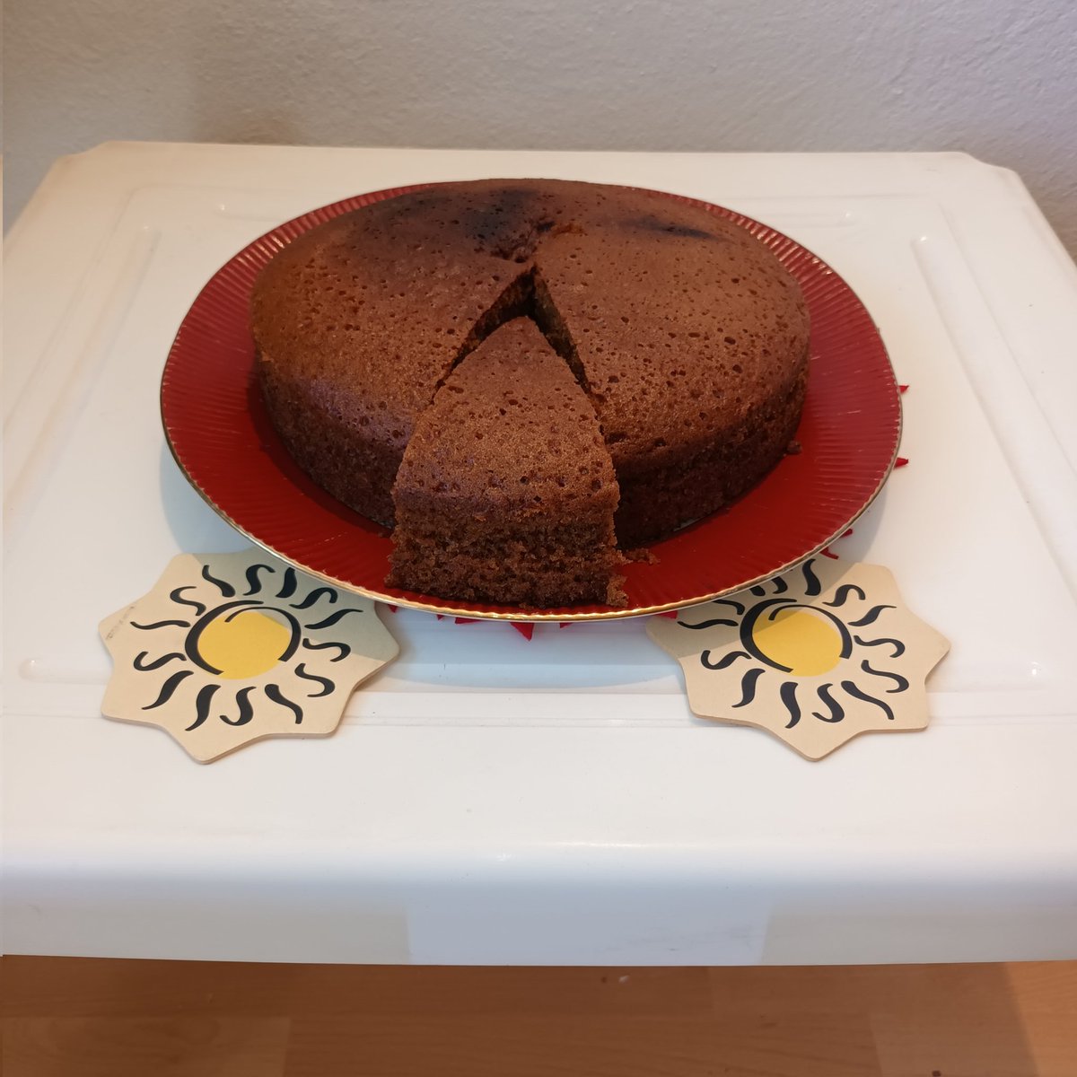 kotowski_andre's tweet image. ✴️ Voici un exemple de cuisson au soleil avec notre cuiseur solaire parabolique.

✅️ Aujourd&apos;hui, nous préparons un gâteau au chocolat.

✅️ Le gâteau est très bien cuit au soleil.

🔴 Notre cuiseur solaire a été installé sur un balcon à #Częstochowa, en #Pologne 🇵🇱.