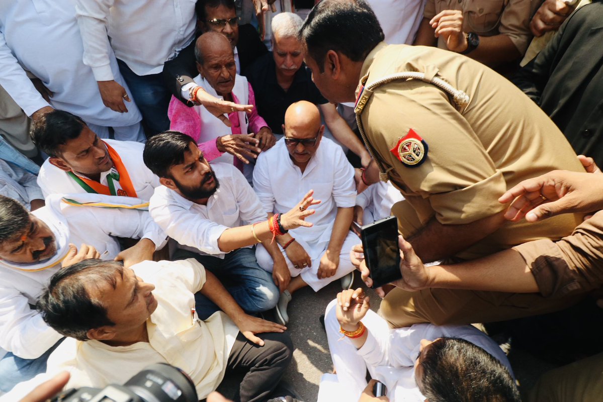 aryanmishra888's tweet image. हरिओम वाल्मीकि को न्याय दो….

क्या इस सरकार में आर्थिक मदद करना भी अपराध है ? @INCUttarPradesh के अध्यक्ष @kashikirai जी के नेतृत्व में हम सबको योगी की पुलिस ने बलपूर्वक गिरफ़्तार कर लिया है ✊

इंक़लाब ज़िंदाबाद @RahulGandhi @priyankagandhi 

लखनऊ 📍